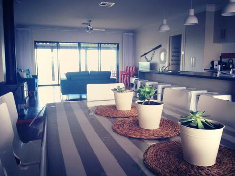 Vintage Oar Holiday House - Hervey Bay Accommodation 1