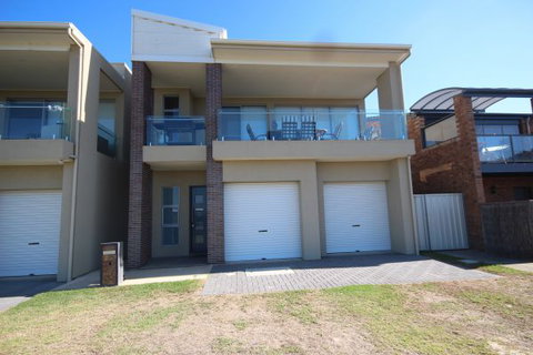 LJ Hooker Goolwa Holiday Rentals - 42 Underwood Avenue, Goolwa Beach - Hervey Bay Accommodation 3