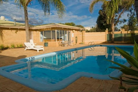 Albion Hotel - Hervey Bay Accommodation 0