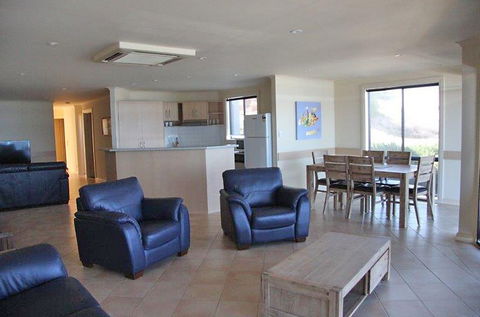 Cliff House Beachfront Villas - Hervey Bay Accommodation 4