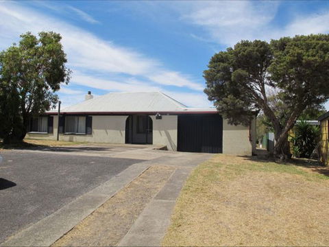 Carthew Street Holiday Home - Hervey Bay Accommodation 0