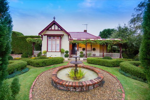 Barnsley House Beechworth - Hervey Bay Accommodation 5