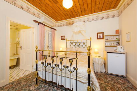 Barnsley House Beechworth - Hervey Bay Accommodation 9