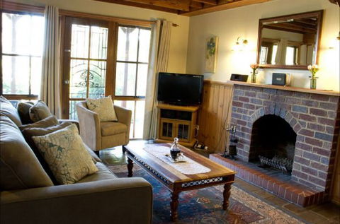 Beechworth Camellia Cottage - Hervey Bay Accommodation 2
