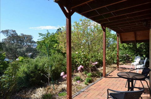 Beechworth Camellia Cottage - Hervey Bay Accommodation 1