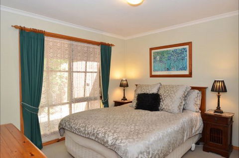 Beechworth Camellia Cottage - Hervey Bay Accommodation 4
