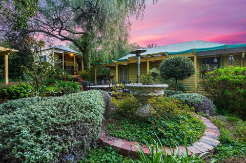 Bendigo Cottages Bed And Breakfast - Tourism Hervey Bay 0