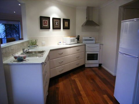 C-Deck Beach House Apartment - Hervey Bay Accommodation 2