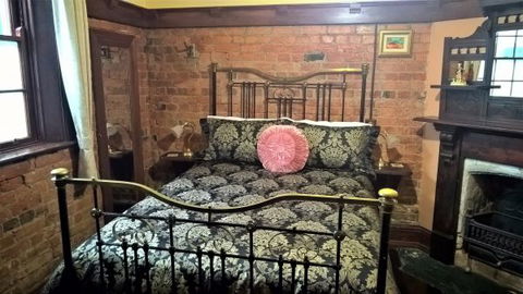 Crown And Anchor Inn - Hervey Bay Accommodation 1