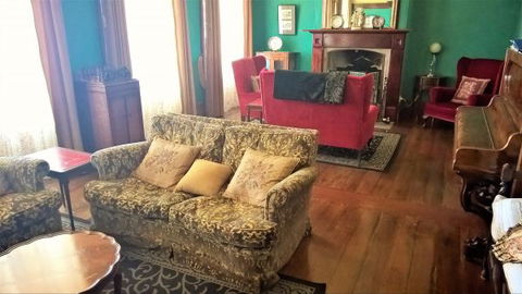 Crown And Anchor Inn - Hervey Bay Accommodation 3