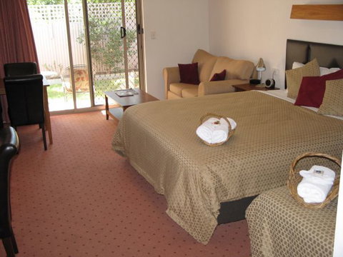 Golden Chain Wine Village Motor Inn - Hervey Bay Accommodation 1