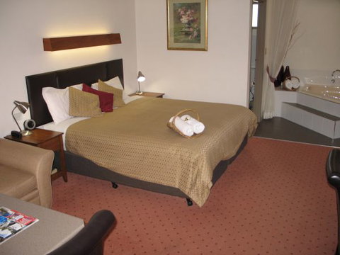 Golden Chain Wine Village Motor Inn - Hervey Bay Accommodation 2
