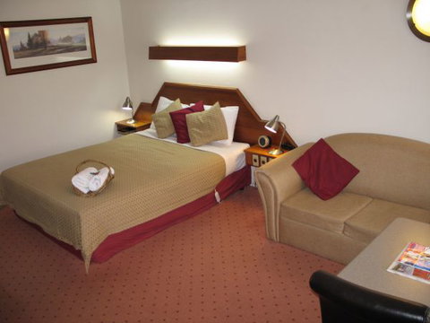 Golden Chain Wine Village Motor Inn - Hervey Bay Accommodation 6