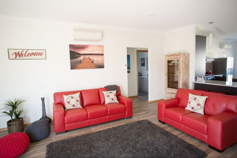 RED FIN Part Of BLUE FIN HOLIDAY HOMES - Hervey Bay Accommodation 0