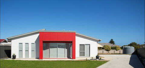 RED FIN Part Of BLUE FIN HOLIDAY HOMES - Hervey Bay Accommodation 1
