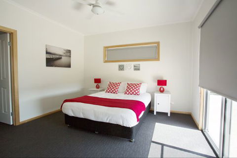 RED FIN Part Of BLUE FIN HOLIDAY HOMES - Hervey Bay Accommodation 3