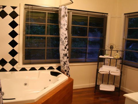 Tudor Cottages Mount Dandenong - Hervey Bay Accommodation 1