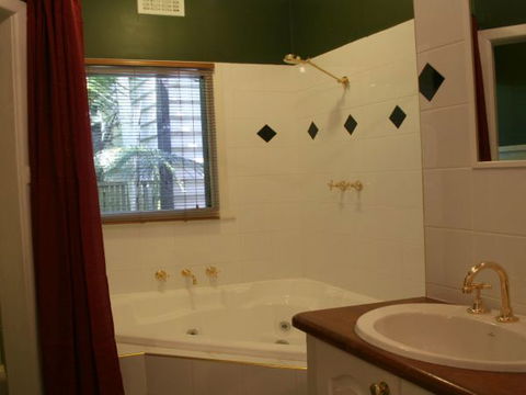 Tudor Cottages Mount Dandenong - Hervey Bay Accommodation 6