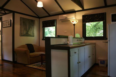 Tudor Cottages Mount Dandenong - Hervey Bay Accommodation 7