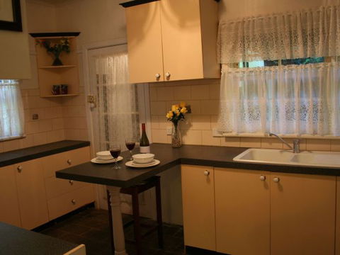 Tudor Cottages Mount Dandenong - Hervey Bay Accommodation 8