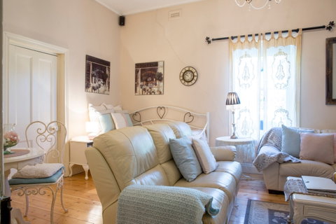 Azalea Cedar-Rose Villa - Hervey Bay Accommodation 8