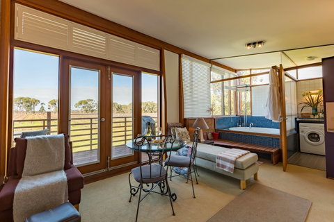 Bettenay's Lakeside Chalets And Luxury Spa Apartment - Hervey Bay Accommodation 2