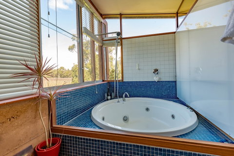 Bettenay's Lakeside Chalets And Luxury Spa Apartment - Hervey Bay Accommodation 3