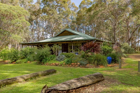 Bettenay's Lakeside Chalets And Luxury Spa Apartment - Hervey Bay Accommodation 4