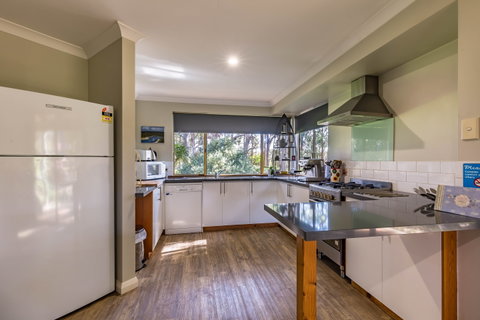 Bettenay's Lakeside Chalets And Luxury Spa Apartment - Hervey Bay Accommodation 5