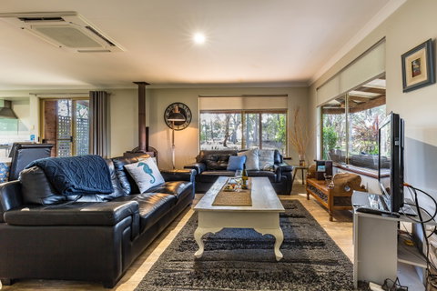 Bettenay's Lakeside Chalets And Luxury Spa Apartment - Hervey Bay Accommodation 6