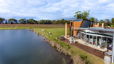 Bettenay's Lakeside Chalets And Luxury Spa Apartment - Hervey Bay Accommodation 7