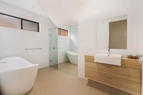 Divine - Hervey Bay Accommodation 6
