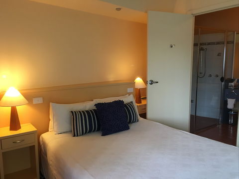 Waves Luxury Suites - Hervey Bay Accommodation 3