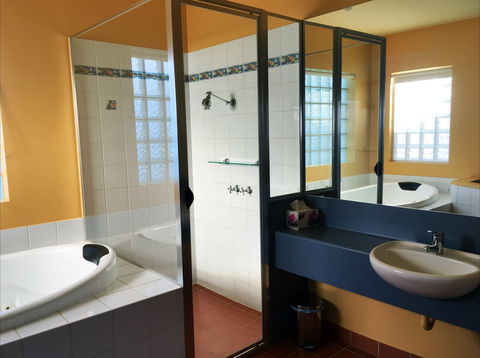 Waves Luxury Suites - Hervey Bay Accommodation 4