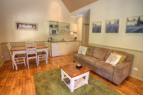 Autumn Affair Cottage 7 - Hervey Bay Accommodation 1