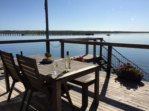 Doi's Ocean Front Apartment - Hervey Bay Accommodation 1