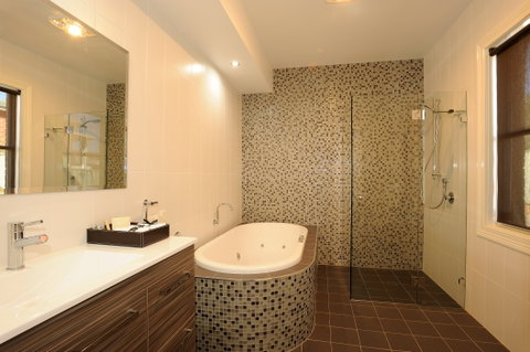 The Monarch: Tumut - Hervey Bay Accommodation 2