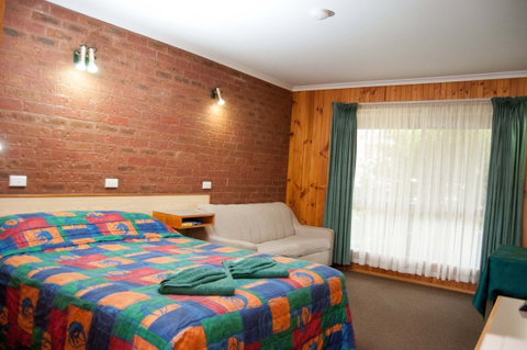 Country Roads Motor Inn Narrandera - Hervey Bay Accommodation 0