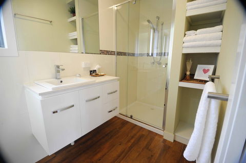 Gisborne Peak Winery  Cottages - Hervey Bay Accommodation 1