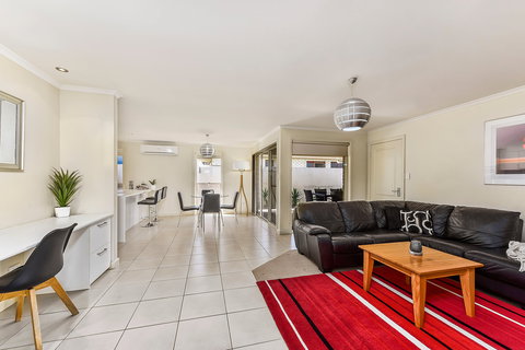 Mount Gambier Apartments - City Fringe Apartment A - Hervey Bay Accommodation 1