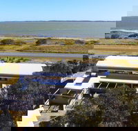 Coorong Aurora - Breathtaking Waterfront Escape - Hervey Bay Accommodation