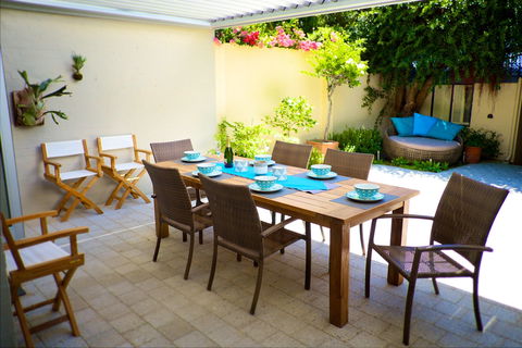 Cottesloe Artist's Beach Retreat - Hervey Bay Accommodation 1