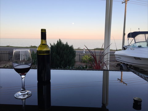 Deckadence Seafront - Hervey Bay Accommodation 2