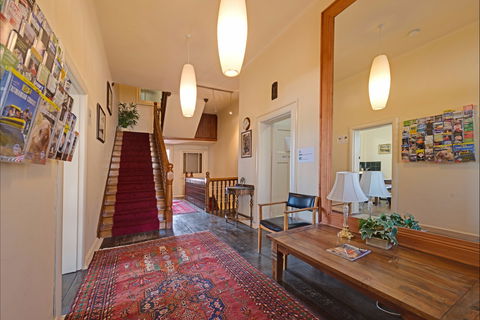 Edinburgh Gallery Bed & Breakfast - Hervey Bay Accommodation 1