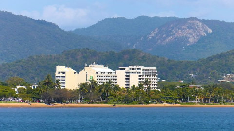Holiday Inn Cairns Harbourside - Hervey Bay Accommodation 1