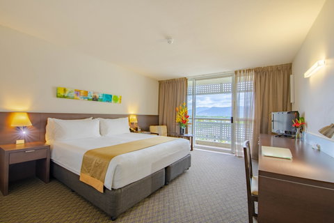 Holiday Inn Cairns Harbourside - Hervey Bay Accommodation 2