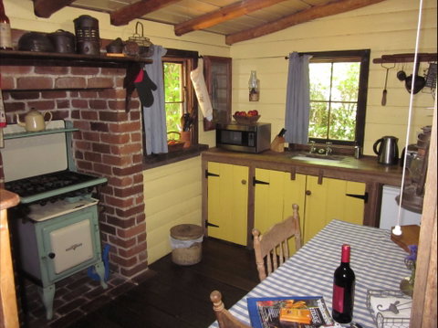 Settlers Hut - Hervey Bay Accommodation 0