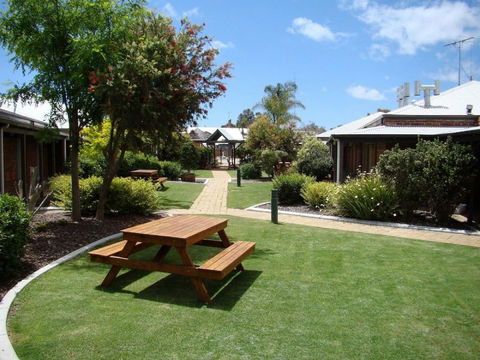 Dunsborough Inn Backpackers - Hervey Bay Accommodation 1