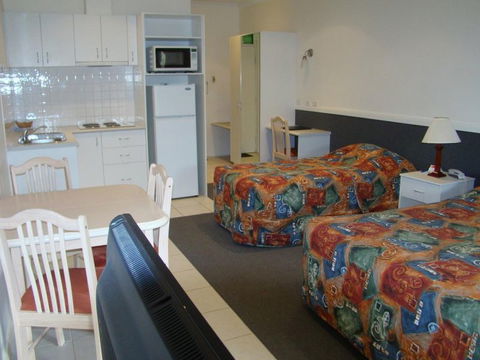 Dunsborough Inn Backpackers - Hervey Bay Accommodation 4
