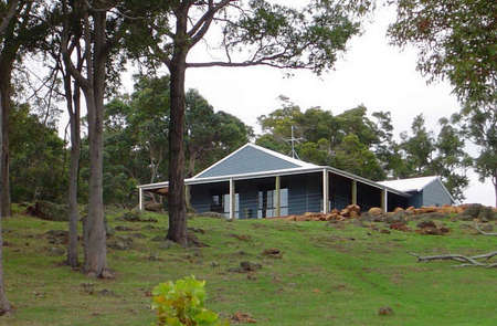 Vista Ridge Estate - Top Paddock Cottage - Tourism Hervey Bay 0